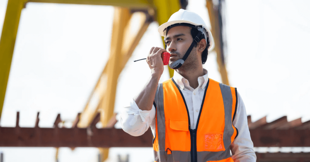 Rádio comunicador Intelbras: conheça os diferenciais e saiba como otimizar a comunicação da sua equipe